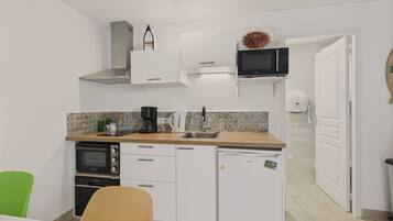 Een koelkast, een microgolfoven, een oven, een vaatwasser