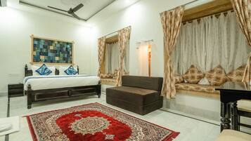 Family Room | Hypo-allergenic bedding, iron/ironing board, free WiFi, bed sheets