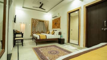 Hypo-allergenic bedding, iron/ironing board, free WiFi, bed sheets