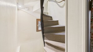 A carpeted staircase with a framed picture on the wall. - House in the heart of Sarlat for 4 people (Sarlat-la-Canéda)