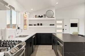 Fridge, oven, stovetop, dishwasher - No Vacancy By The Cohost Company (Joshua Tree)