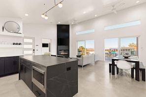 TV, fireplace, offices - No Vacancy By The Cohost Company (Joshua Tree)