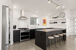 Kühlschrank, Ofen, Herdplatte, Geschirrspüler