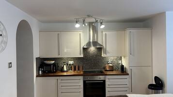Micro-ondes, four, plaque de cuisson, lave-vaisselle