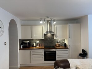 Mikrobølgeovn, ovn, kokeplater og oppvaskmaskin