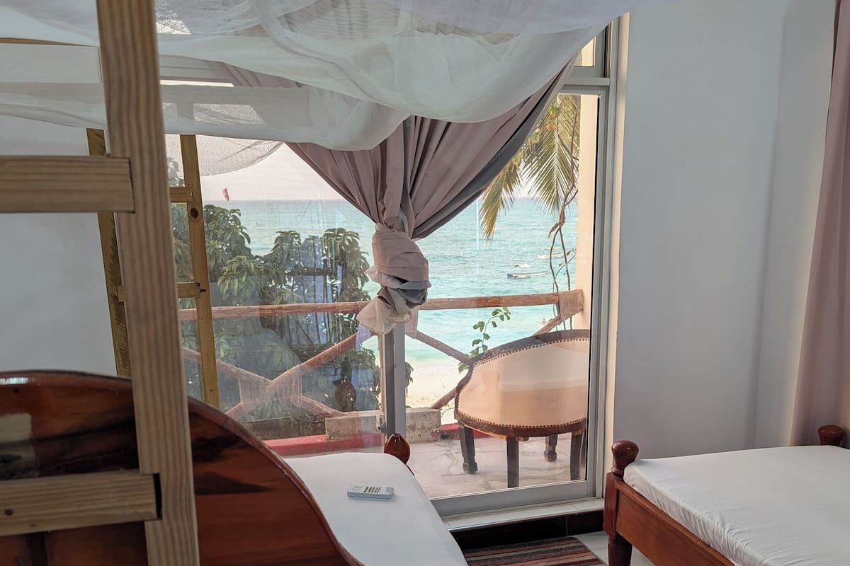 Habitación Confort doble, vistas al mar | Mobiliario individual, escritorio, espacio para trabajar con un portátil
