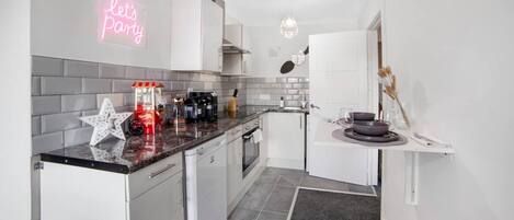 Apartemen | Dapur pribadi | Lemari es, microwave, oven, dan kompor