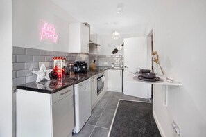 Apartment | Private kitchen | Fridge, microwave, oven, stovetop - Leicester - Apartment - Sleeps 2 - 97ws (Leicester)