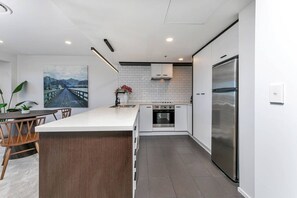 ثلاجة، ميكروويف، فرن، موقد طهي مسطح