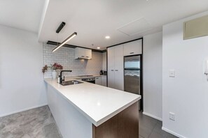 ثلاجة، ميكروويف، فرن، موقد طهي مسطح