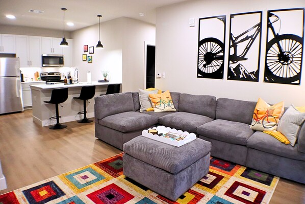 Smart TV, offices - Delightful 1BR, Sectional, Gym, Open Pool, Near Amp, No Cleaning Fee (Rogers)