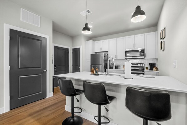 Een koelkast, een microgolfoven, een oven, een kookplaat