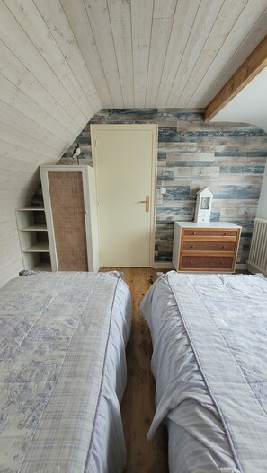 2 bedrooms, iron/ironing board, travel cot, WiFi