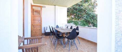 تناول الطعام بالخارج