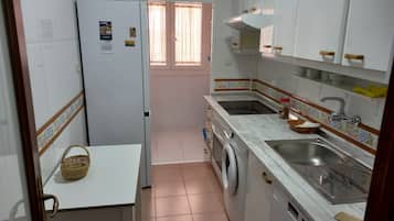 Frigorífico, microondas, horno y placa de cocina