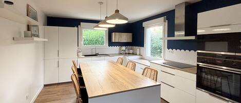 Réfrigérateur, micro-ondes, four, lave-vaisselle