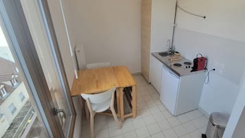 Microondas y placa de cocina