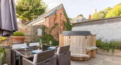 Apartmentsleeps3-garden-hottub-parking