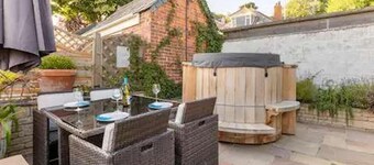 Apartmentsleeps3-garden-hottub-parking