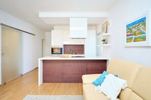 Apartment (1 Bedroom) | Wohnzimmer | Fernseher