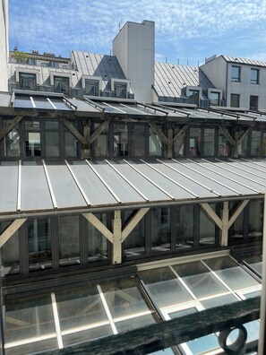 المنشأة من الداخل