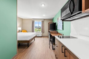 Desk, laptop workspace, free WiFi, bed sheets - Echo Suites Extended Stay Reno (Reno)