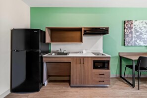 Een bureau, een laptopwerkplek, gratis wifi, beddengoed