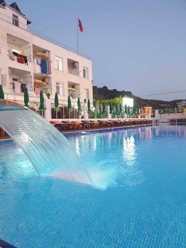 Una piscina al aire libre de temporada