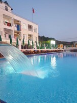 Una piscina al aire libre de temporada