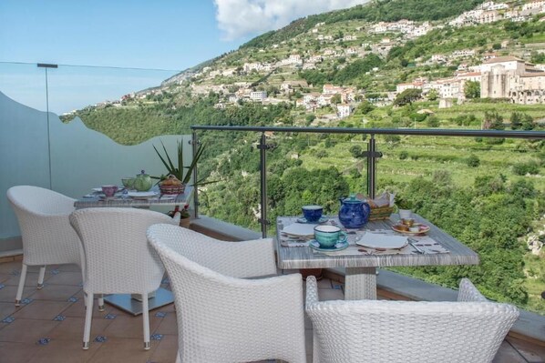 Outdoor dining - Le perle d'italia (Ravello)