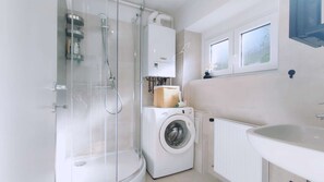 Hårføner og håndklær