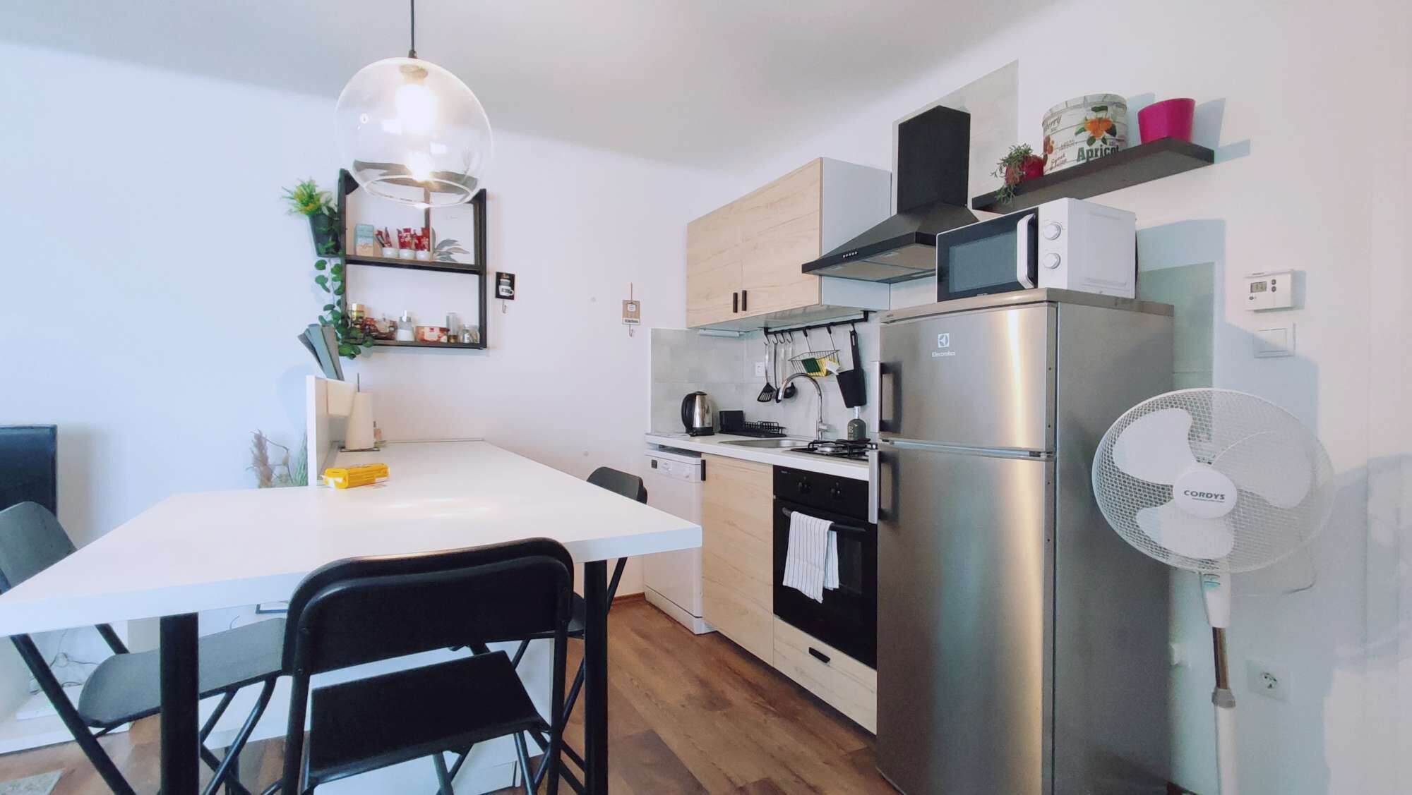 Een koelkast, een magnetron, een oven, een kookplaat