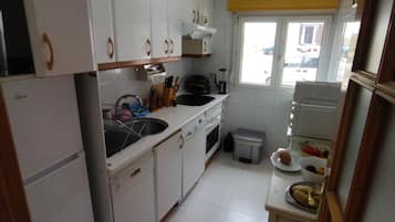 Jääkaappi, mikroaaltouuni, uuni, liesi