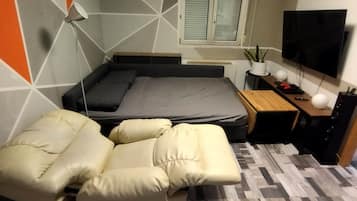 1 bedroom, desk, iron/ironing board, WiFi