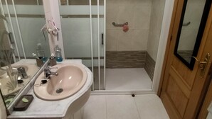 مناشف، صابون، ورق حمّام