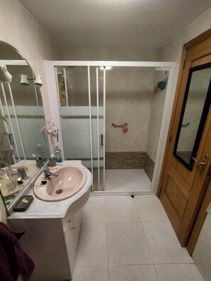 Serviettes fournies, savon, papier de toilette