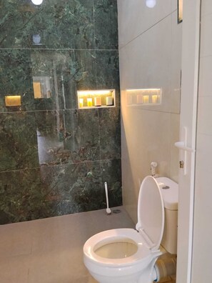 Apartment, 1 Katil Ratu (Queen), Balcony, City View | Bilik Mandi | Tuala disediakan, sabun, syampu, tisu tandas 