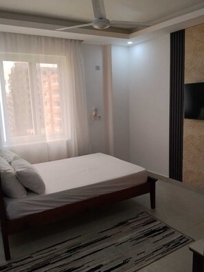Desk, laptop workspace, free WiFi - Maor Domestic & Holiday Apartments (Mombasa)