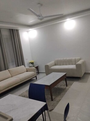 Apartment, 1 Katil Ratu (Queen), Balcony, City View | Meja, ruang kerja komputer riba, Wi-fi percuma 