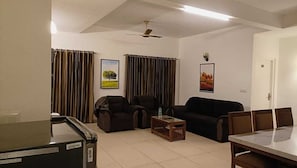 Classic Room, Balcony, City View | Living area