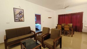 Rom – classic, balkong, byutsikt | Oppholdsområde