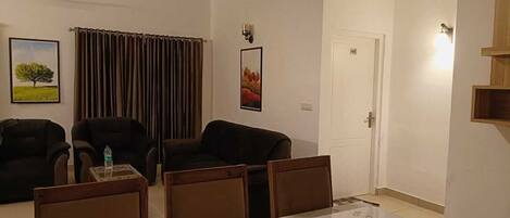 Classic Room, Balcony, City View | Living area