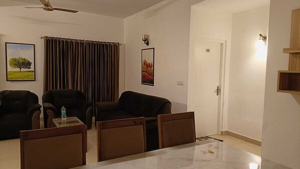 Chambre Classique, balcon, vue ville | Coin séjour