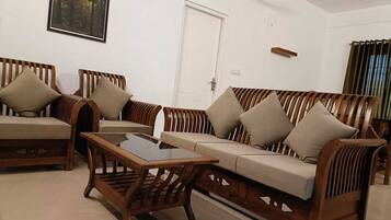 Quarto clássico, sacada, vista para a cidade | Área de estar