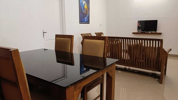 Classic Room, Balcony, City View | In-room dining