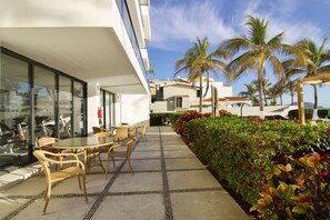Outdoor dining - espectacular vista/mar/pie de playa by PartnerHost (Mazatlán)