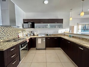 Fridge, microwave, stovetop, coffee/tea maker - espectacular vista/mar/pie de playa by PartnerHost (Mazatlán)