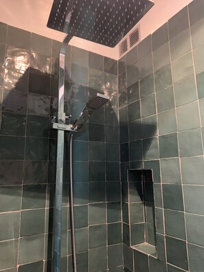 Dusch, hårtork, handdukar och tvål