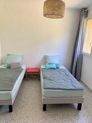 3 habitaciones, tabla de planchar con plancha y cuna de viaje