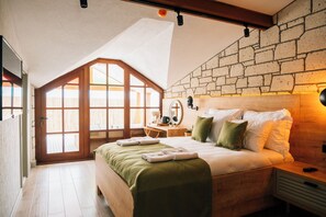 Habitación superior, balcón, vista a la montaña | Artículos del minibar gratis y caja de seguridad en la habitación 